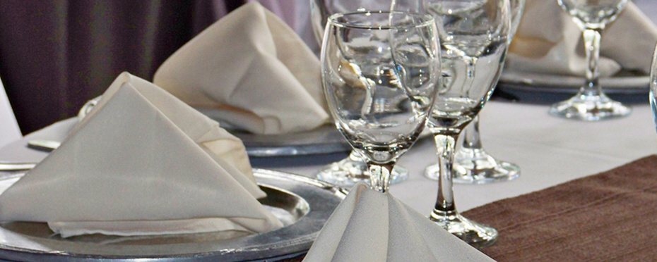 Mesa de restaurante con servilletas
